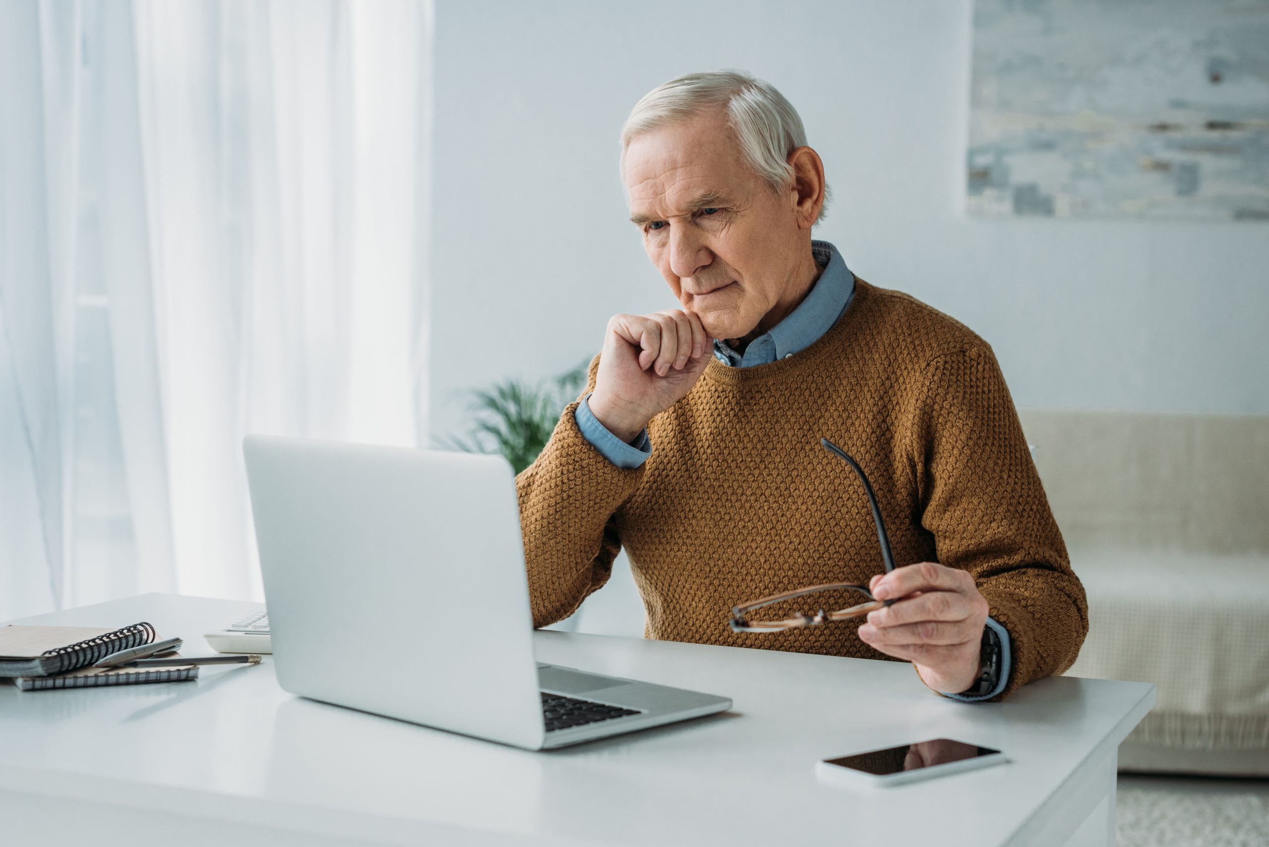 Новое работа для пенсионера. Пенсионеры с ноутбуком. Работающие пенсионеры. Пенсионер за компьютером. Мужчина в возрасте за компьютером.