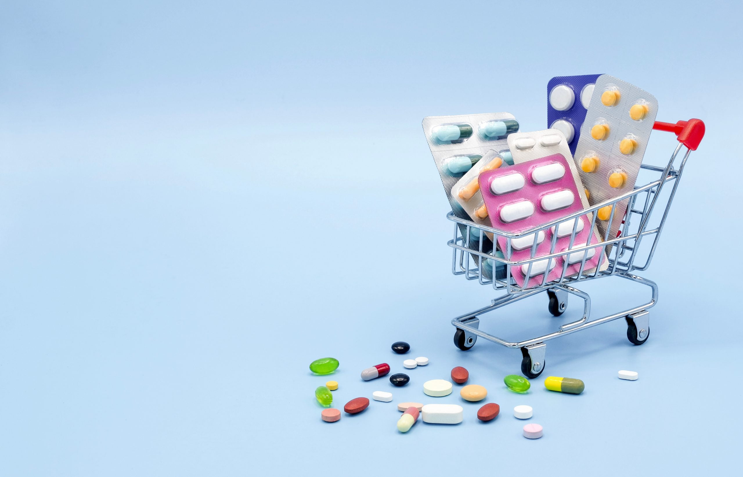 Доставка лекарств работа. Тележка с таблетками. Экономия на лекарствах. Приобретение медикаментов. Тележки для аптеки.